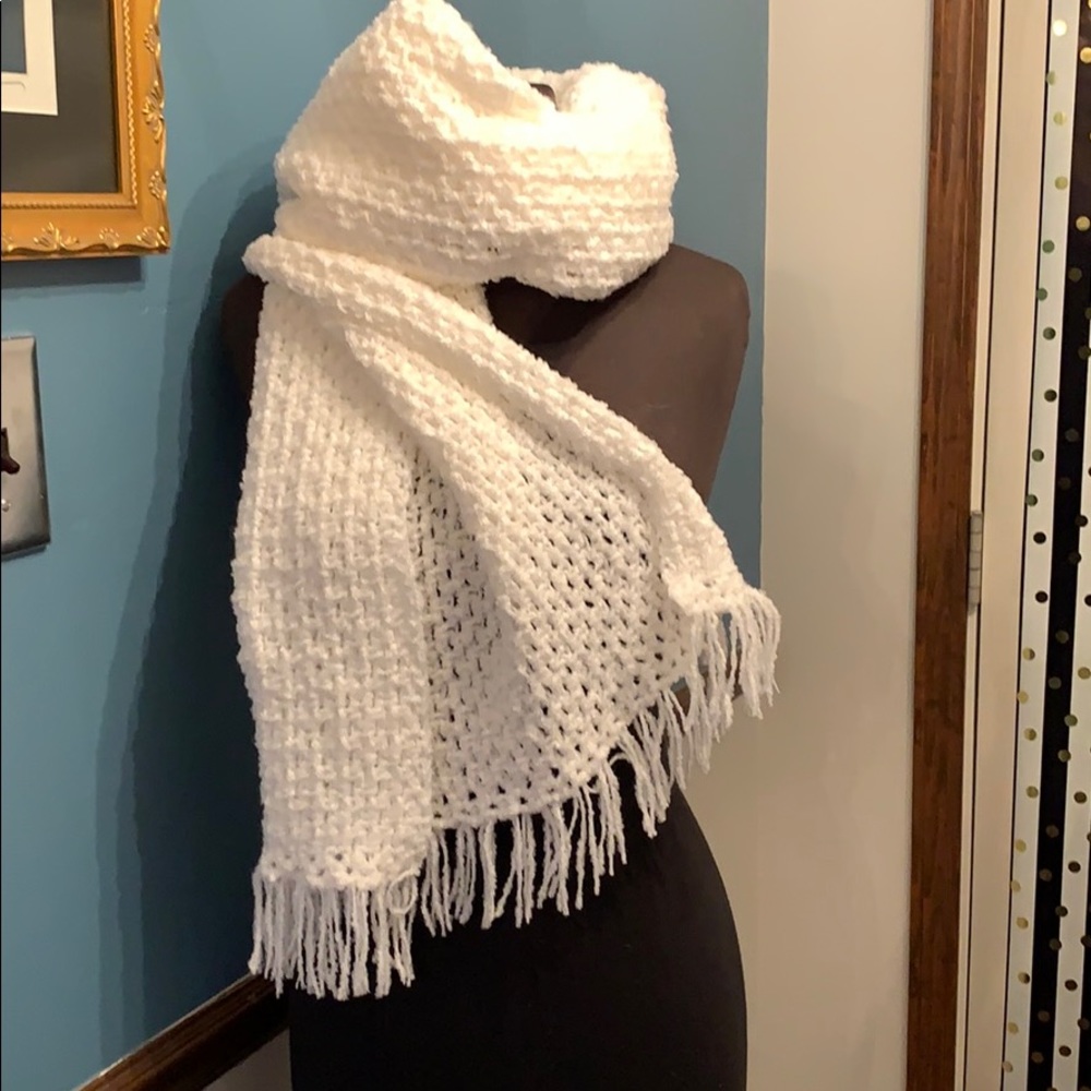 🎁Hand made white shawl/ scarf by A Touch of L❤️ve - Picture 5 of 7